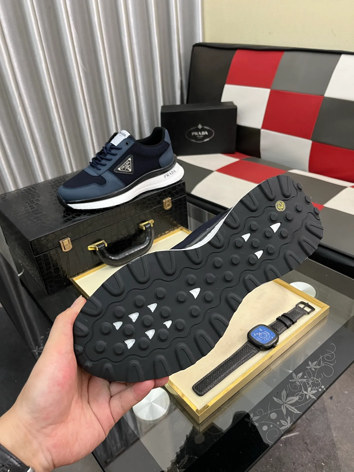 Men's Men's Shoes 💰458⌚️⌚️ Prada/Prada Men's new casual shoes, this sports shoe is made of imported calfskin upper with breathable mesh and breathable mesh lining. The foot pads are made of sheepskin, and the outsole is made of non-slip sports exclusive rubber outsole with logo. It feels good on the feet and is a fashionable item! Size: 38-44 4️⃣colors available